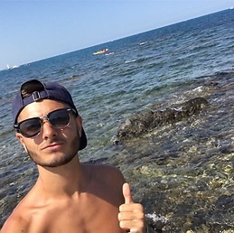 Arsenie - Bars gay à Flüeli-Ranft Profil de Arsenie, 23 ans, Bars gay à Flüeli-Ranft (Obwald)