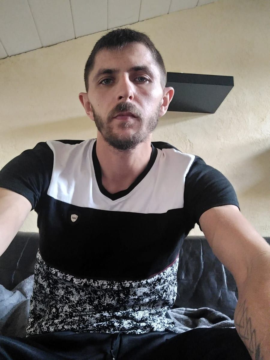 Bekir - Bars gay à Rütli Profil de Bekir, 26 ans, Bars gay à Rütli (Uri)